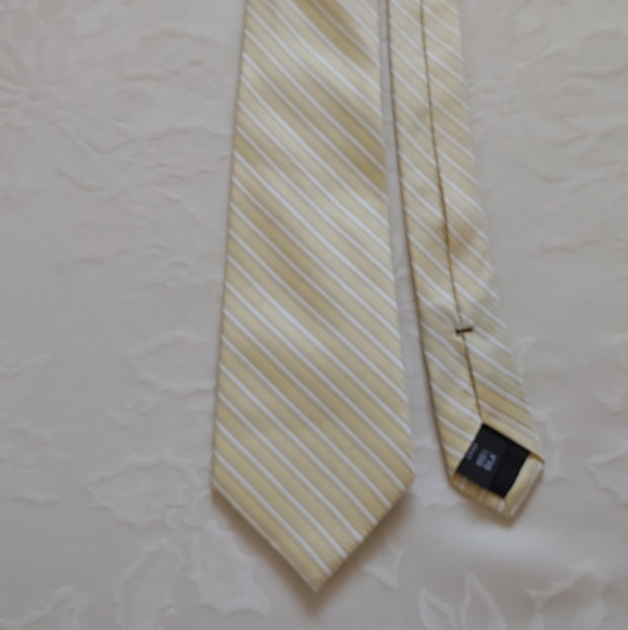 Calvin Klein silk Yellow diagonal Stripes Tie